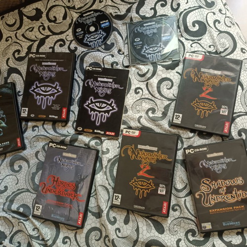 Neverwinter Nights PC game set like new, 8 CDs