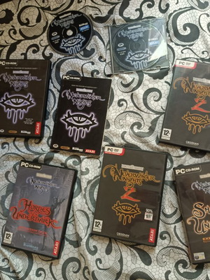 Neverwinter Nights PC game set like new, 8 CDs