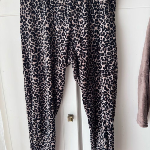 Disney pajamas authentic X-Large like new, brown