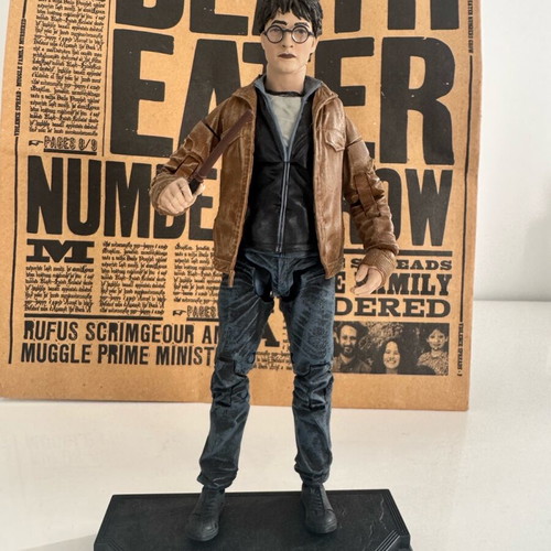 Harry Potter figure like new with base and wand
