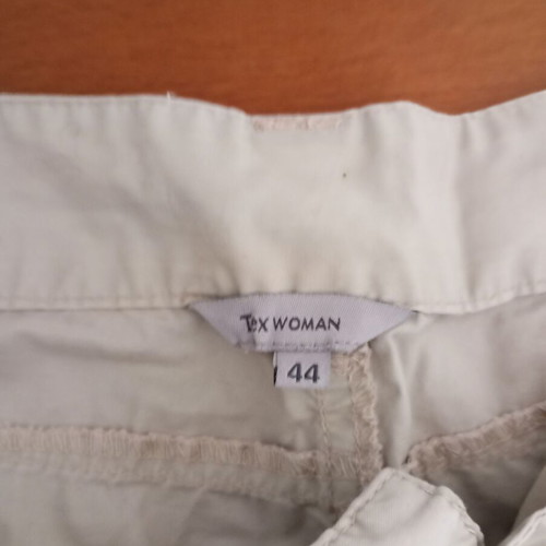 Women's shorts, beige, size XXL with belt and pockets