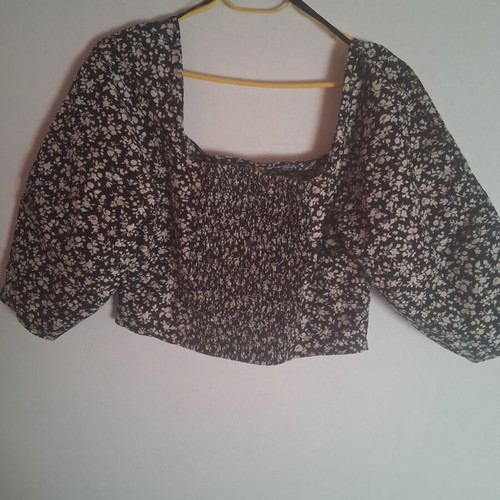 Levi's crop blouse with puff sleeves size S like new, floral black
