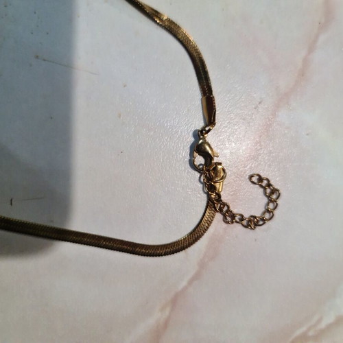 Necklace chain like new, thin gold color