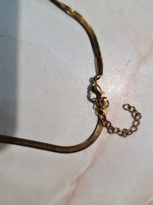 Necklace chain like new, thin gold color