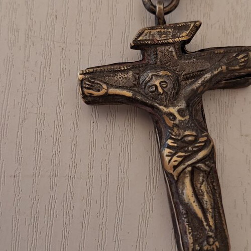 Cross pendant with octagonal chain, Artekko