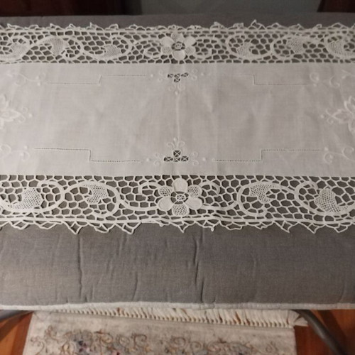 Tablecloth with guipure lace like new, set with runner and napkins