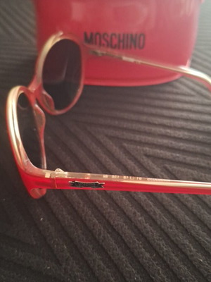 Moschino sunglasses like new, red color