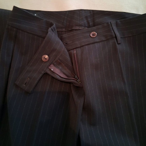 TE QUERO Small suit with fitted jacket and low-rise trousers, like new
