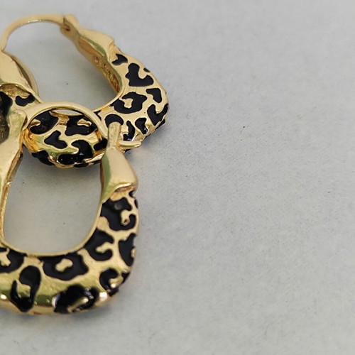 Hoop earrings with animal print detail in black enamel like new