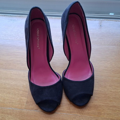 Ideal Shoes black suede high heels like new size 37