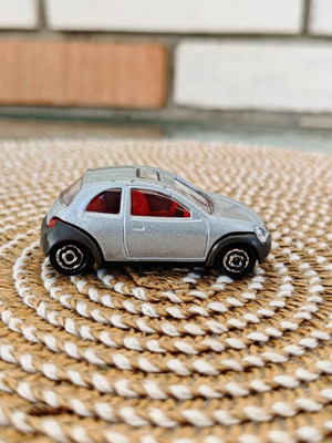 Αυτοκινητάκι Majorette Ford Ka 1:58 μεταλλικό σαν καινούργιο, ασημί με κόκκινο σαλόνι