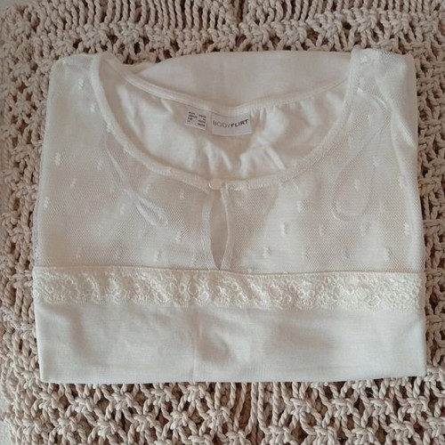 BodyFlirt white blouse size M like new, viscose and elastane