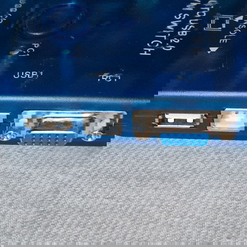 Switch 2 υπολογιστές σε μία οθόνη.