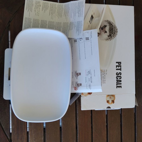 Electronic scale with removable concave tray and LCD display, new