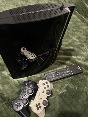 Sony PlayStation 3 Fat 80GB CECHK04 console used with 2 controllers and remote