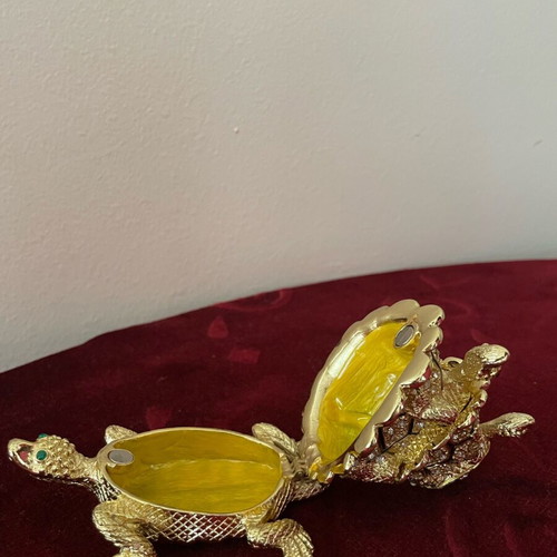 Decorative jewelry box used with turtles and rhinestones