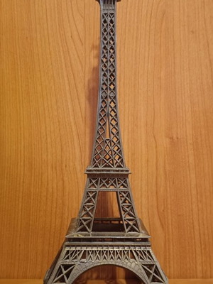 Metal replica Eiffel Tower like new