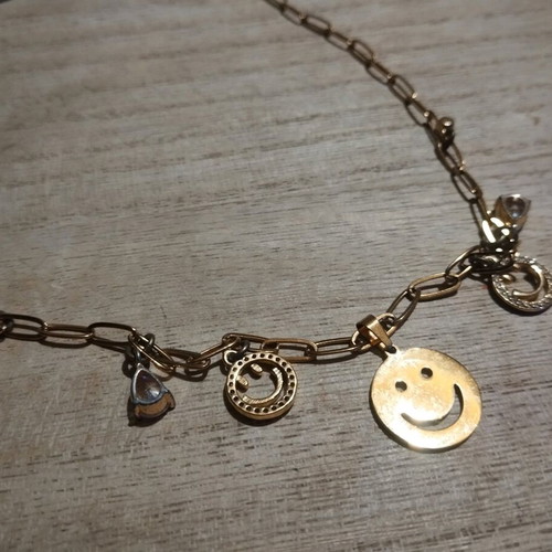 So Cute Cut necklace like new, gold color