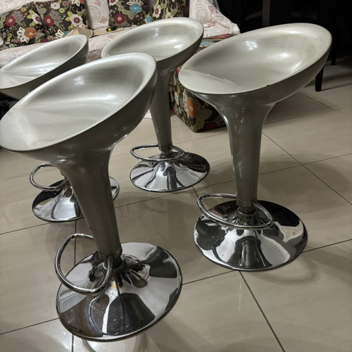 Bar stools set of 4 used, silver with chrome base