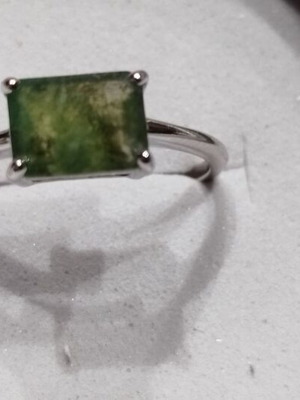 925 Silver Ring new with green stone