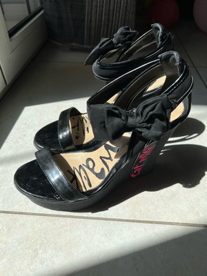 Catwalk black high platform with bow No 38 used