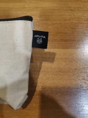 Apivita Nesseser like new
