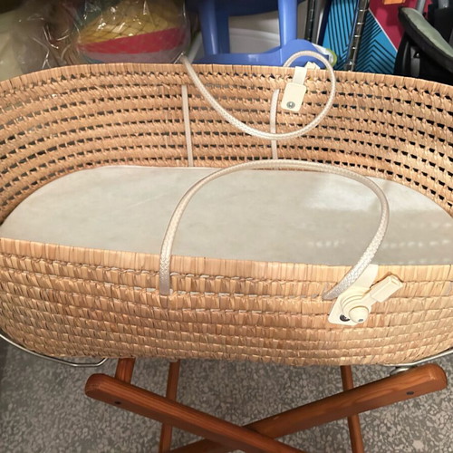 Mamas and Papas Bassinet like new with wooden base and wheels
