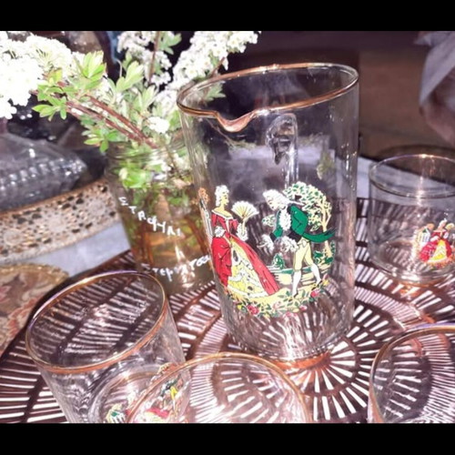 Wine pitcher with 6 vintage glasses like new