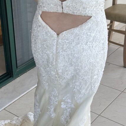 Wedding dress new, mermaid style, size medium, white