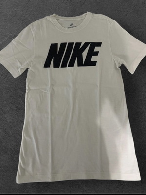 Nike T-shirt size XS like new, white with large logo