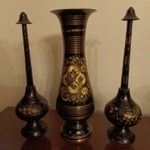 Metallic sprayers and vase with black background and gold decoration, like new