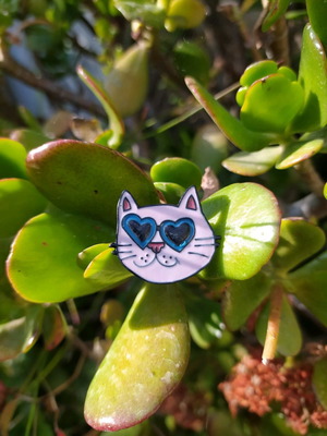 Pin brooch with cat design