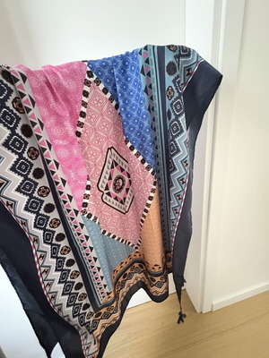 Large pareo scarf, like new, pink multicolor