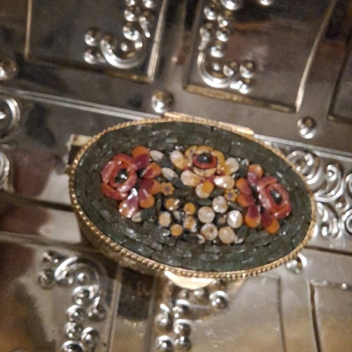 Jewelry box with small mosaic flower motifs used