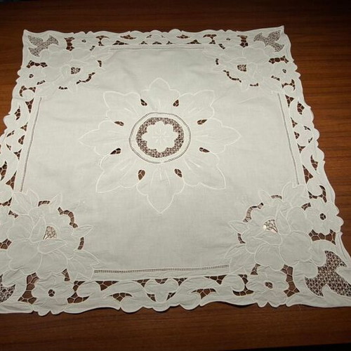 Vintage Richelieu tablecloth with intricate cutwork embroidery and spider motif (78x76 cm)