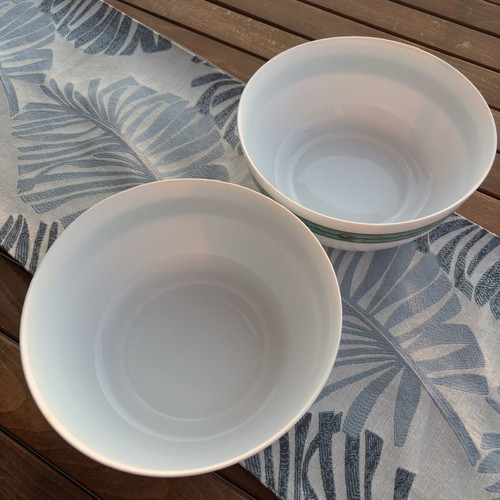 Vintage salad bowls set of 2, like new, large 23cm diameter
