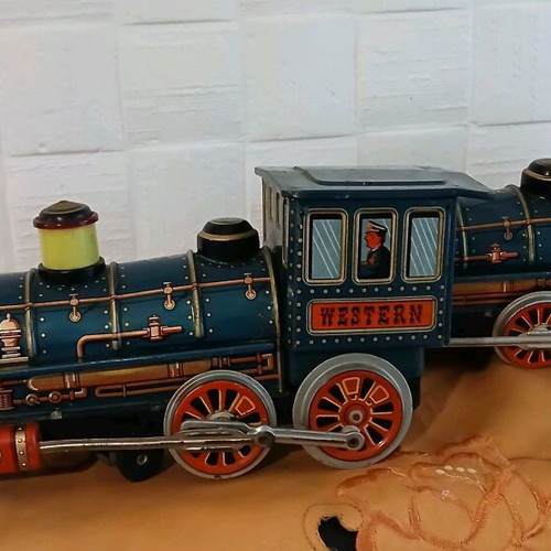 Western Trade Mark Modern Toys used, set of 2 pieces