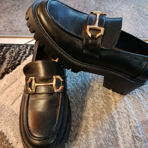Loafers with gold chain, new, size 40, black