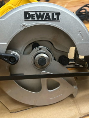 Циркуляр DEWALT DWE 560-QS, почти нов, 1350W, дълбочина на рязане 65 мм