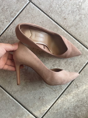 Nude pink pointed pumps with 8cm heel and special cut