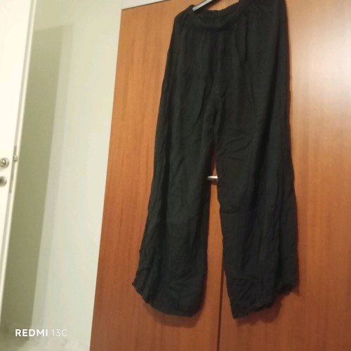 Wrinkled pants like new, black
