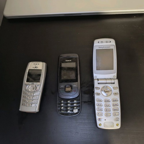 Old collectible cell phones used, Nokia without cover