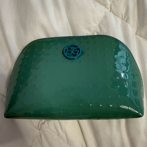 Neseser used in turquoise patent color