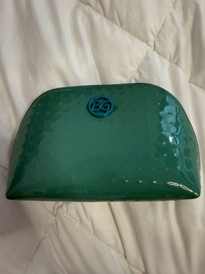 Neseser used in turquoise patent color