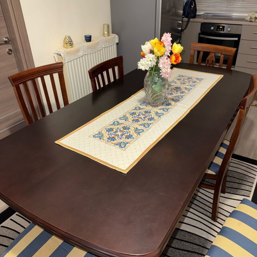 Wooden dining set like new with 6 chairs