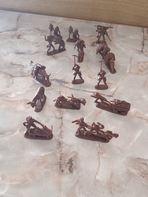 Figures set of 14 gold miner and battle scenes