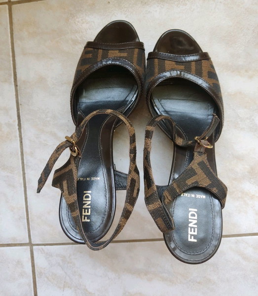 πέδιλα fendi
