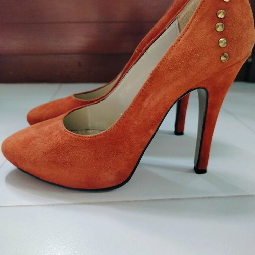 Vera Pelle suede pumps tan with studs size 38 like new