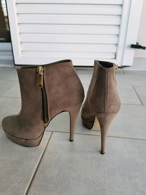 Μποτάκια γόβες Sante γκρι-μπεζ με φιάπα και λεπτό τακούνι σαν καινούργια