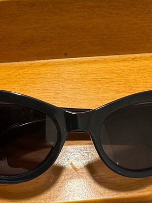 Gucci sunglasses with unique design like new, black